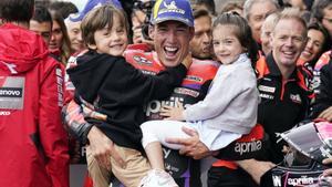 Aleix Espargaró , con sus hijos Maz y Mia.