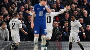 Los jugadores del Real Madrid celebran el gol de Rodrygo, anoche frente al Chelsea en Stamford Bridge.