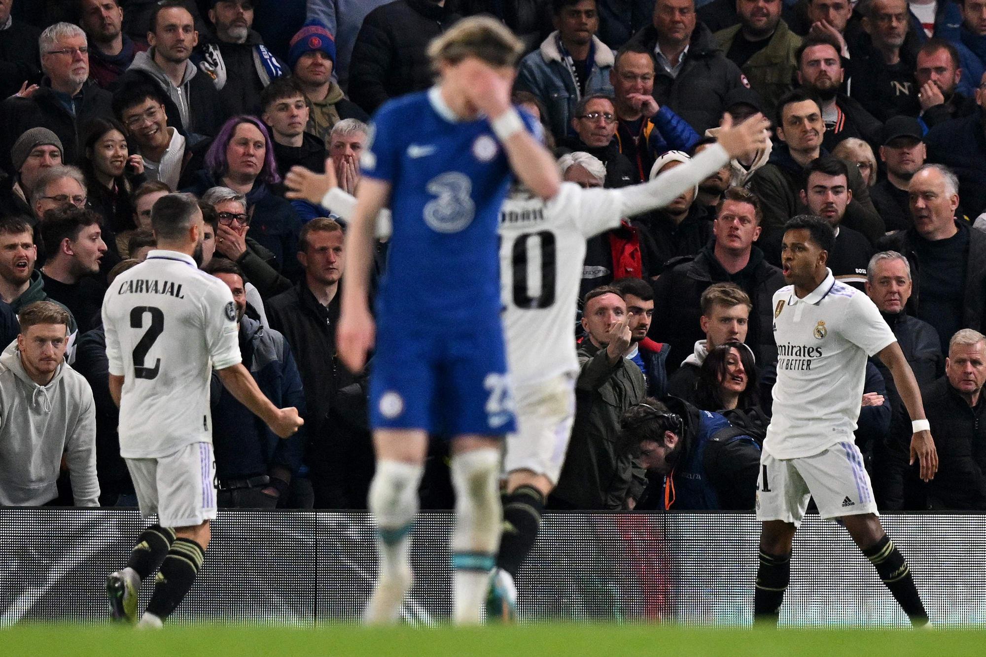 Los jugadores del Real Madrid celebran el gol de Rodrygo, anoche frente al Chelsea en Stamford Bridge.