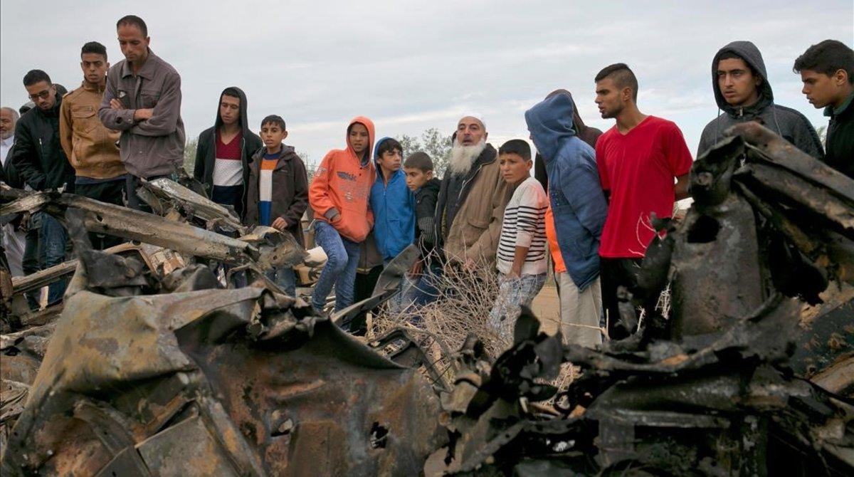 zentauroepp45870193 palestinians stand next to the remains of a car  that was de181112095954