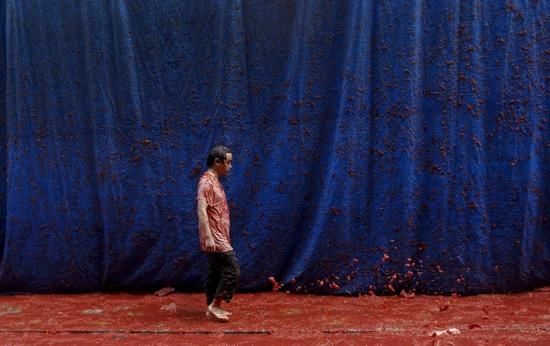 Impactants imatges de la Tomatina de Bunyol