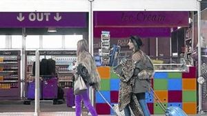 Actividad comercial en la terminal T2 de l’aeroport de Barcelona.