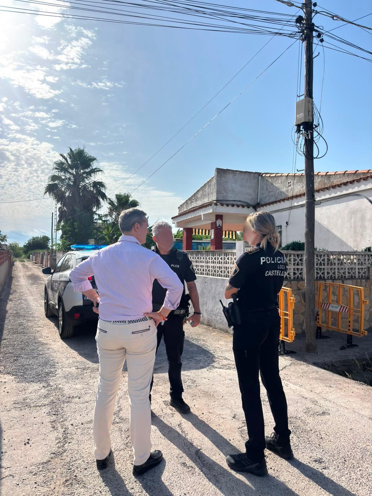 El concejal Antonio Ortolá, junto a agentes de la Policía Local.