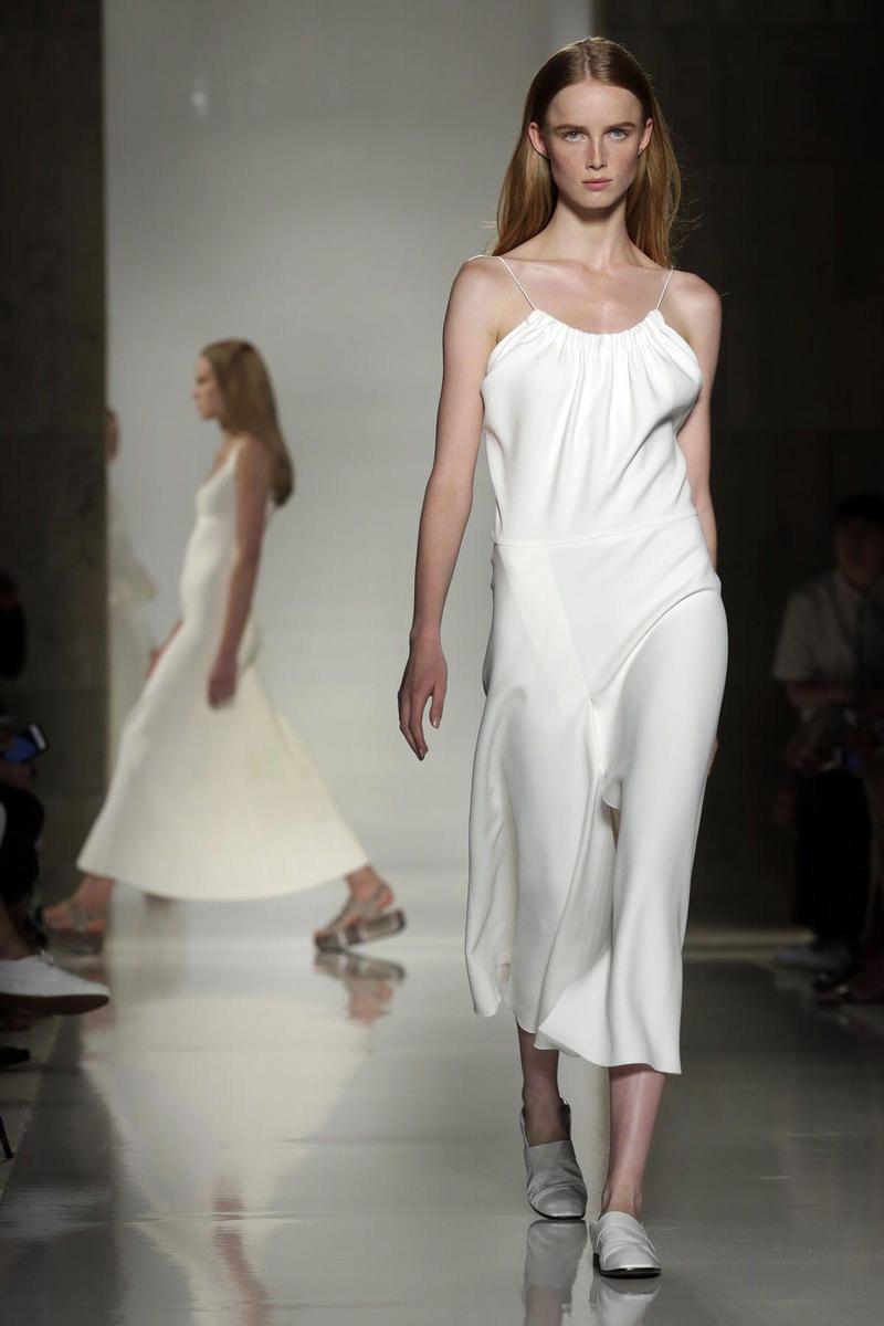 11 imprescindibles de Victoria Beckham: vestido largo blanco