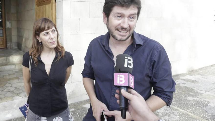 Laura Camargo y Alberto Jarabo, frente a la entrada principal del Consolat de Mar.