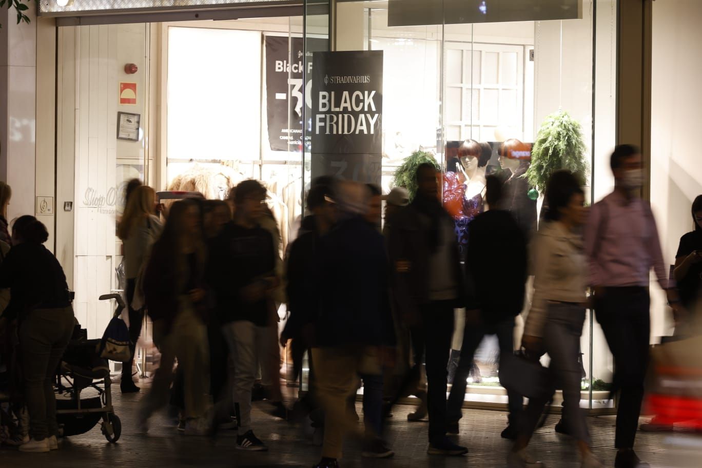 Fiebre por el Black Friday: una marea de gente abarrota la calle Colón