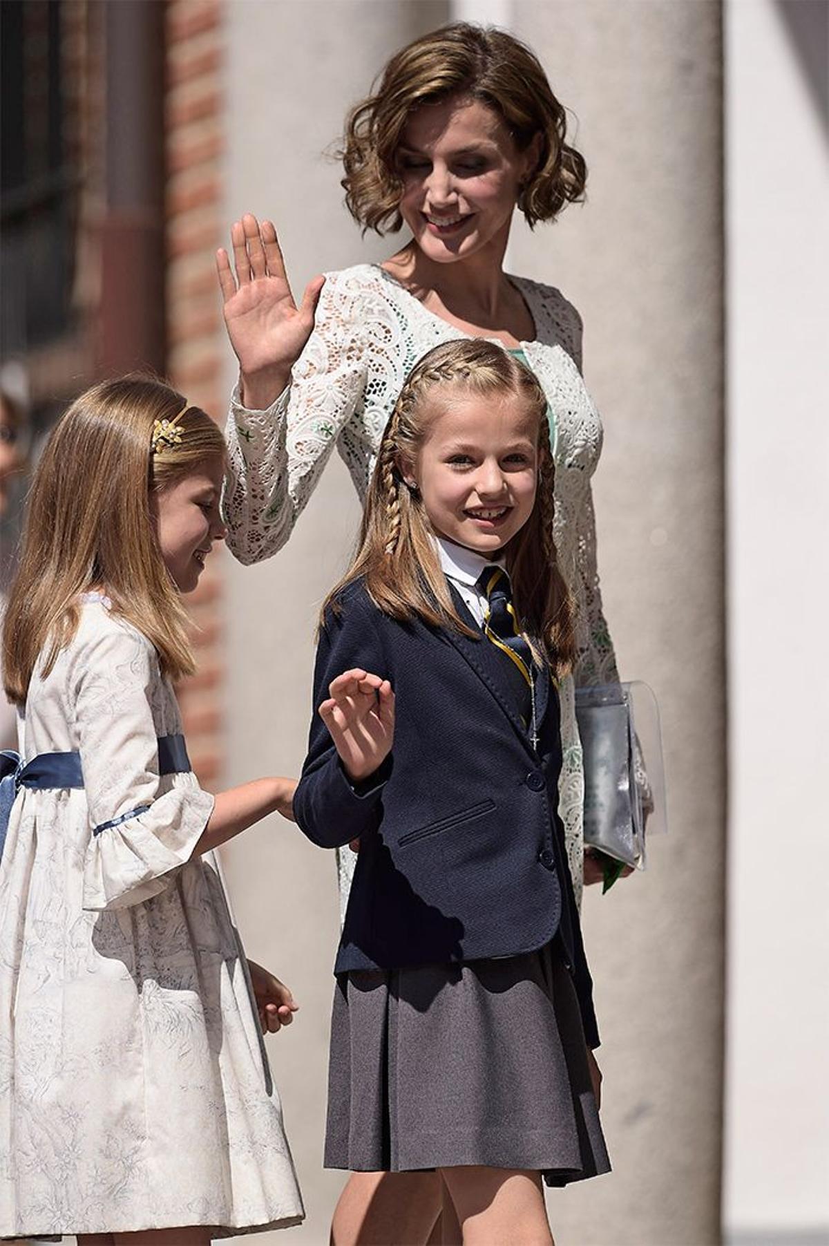 Letizia Ortiz, radiante, con zapatos transparentes en la Comunión de Leonor