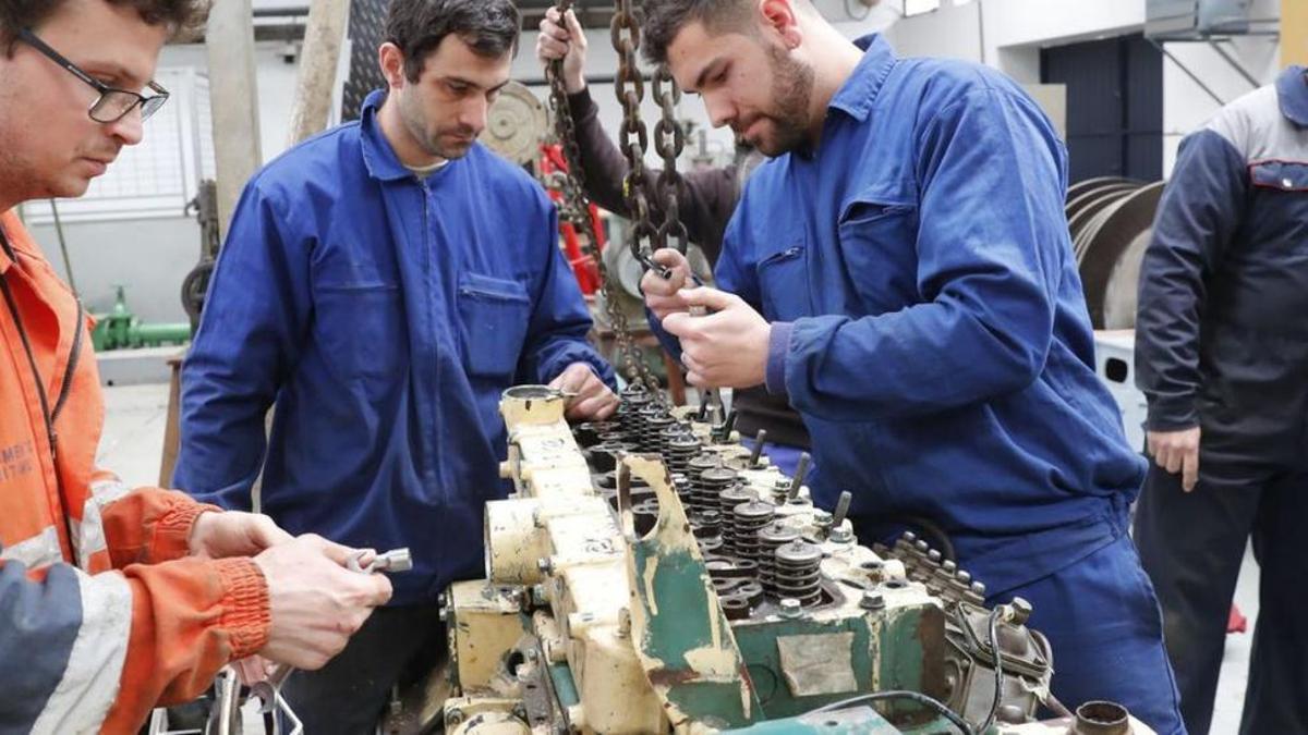 Un grupo de alumnos, durante sus prácticas de formación dual en una fábrica.