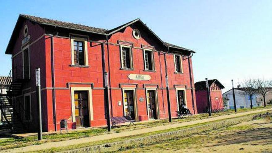 L’antiga estació d’Amer que trobarem en un dels trams de la ruta. | DDG