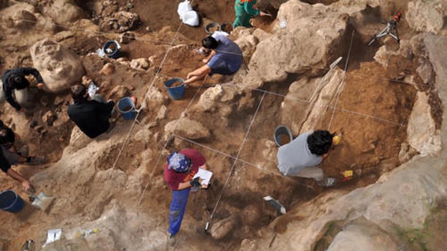 Algunos arqueológos en el momento de la excavación en Cova Bonica, Villirana (Barcelona).