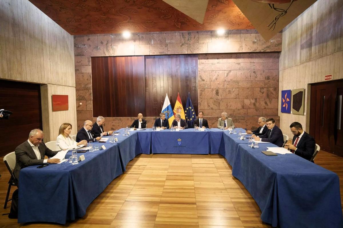 Foto de archivo de la reunión que presidió en noviembre de 2025 Fernando Clavijo con los siete portavoces parlamentarios para analizar el 'decreto Canarias'.