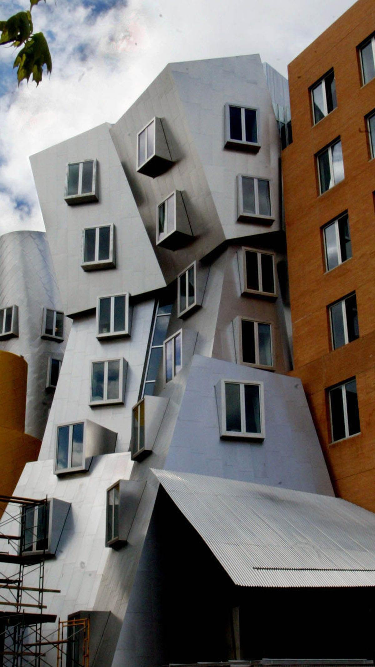 Vista del lado sur del Centro Stata del Instituto Tecnológico de Massachusetts en Cambridge, Massachusetts.