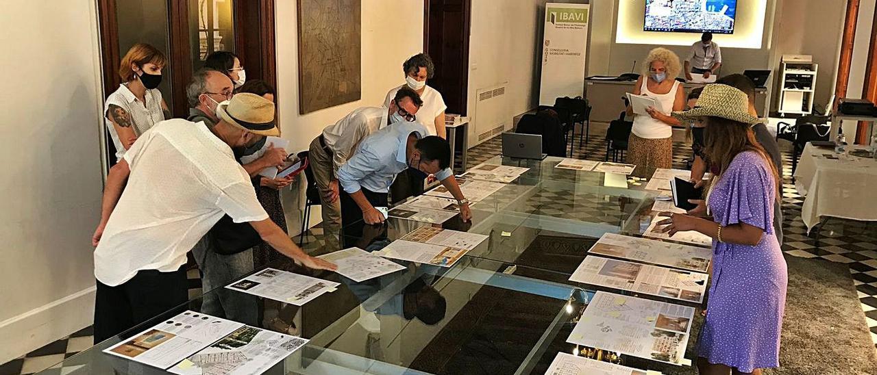 Técnicos y políticos revisan ayer las propuestas en una reunión celebrada en Palma. | CAIB
