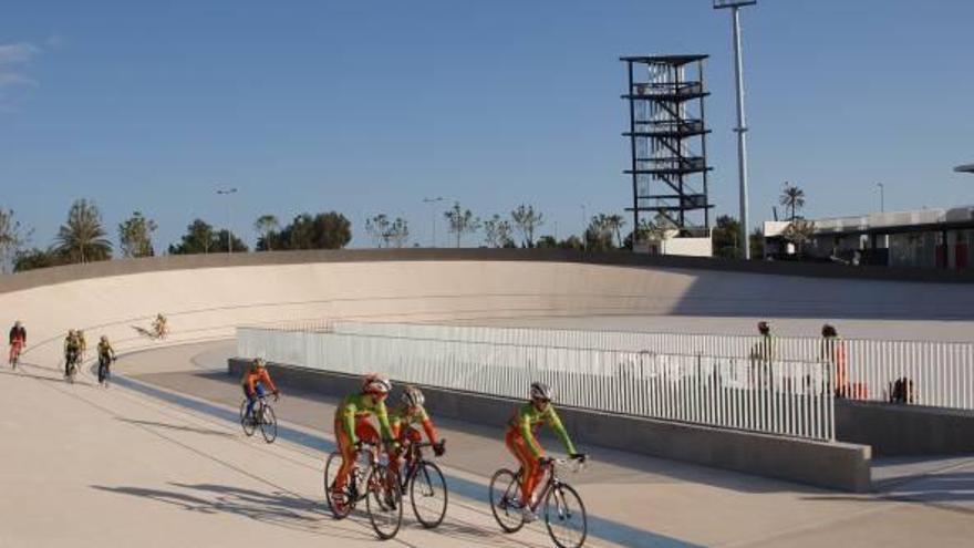 Primer entrenamiento de miembros del Club Ciclista San Vicente que tuvo lugar anteayer en el velódromo.