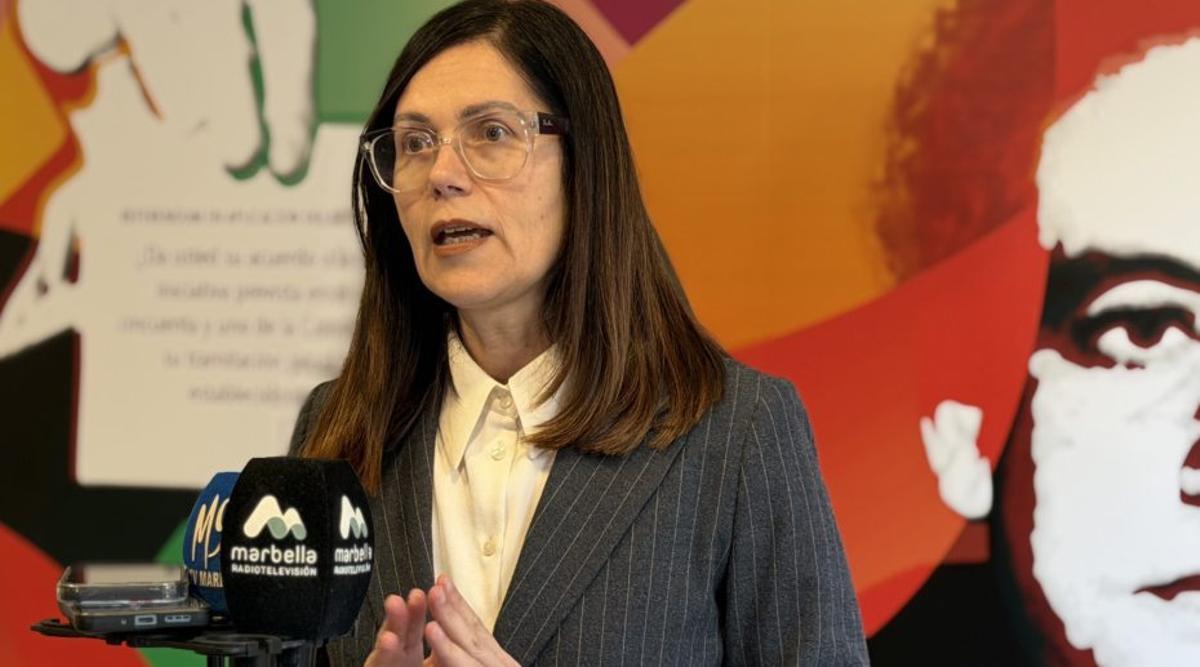 La portavoz del PSOE, Isabel Pérez, este jueves, durante su comparecencia