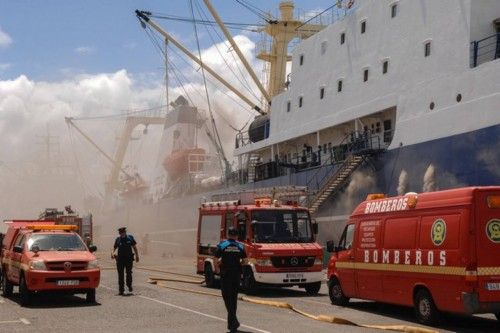 Incendio en el pesquero ruso Oleg Naydenov, atracado en el dique Reina Sof?a