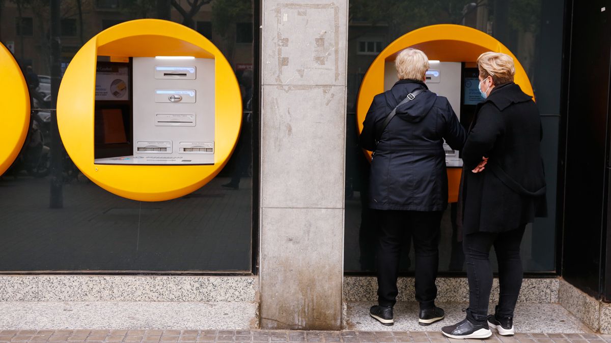 Dos mujeres realizan una operación en un cajero automático en Barcelona