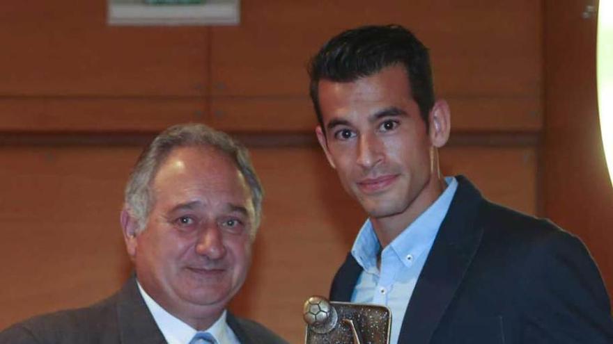 Luis Hernández recoge el trofeo de LA NUEVA ESPAÑA como mejor jugador del Sporting de la pasada campaña.
