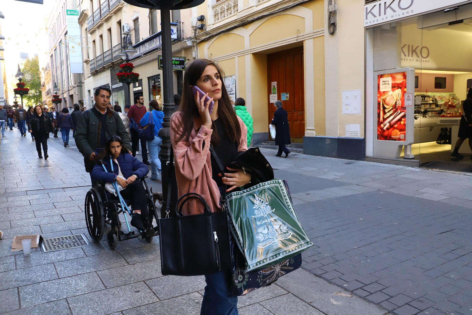 Colas y "mucha venta" en los comercios de Córdoba durante el festivo
