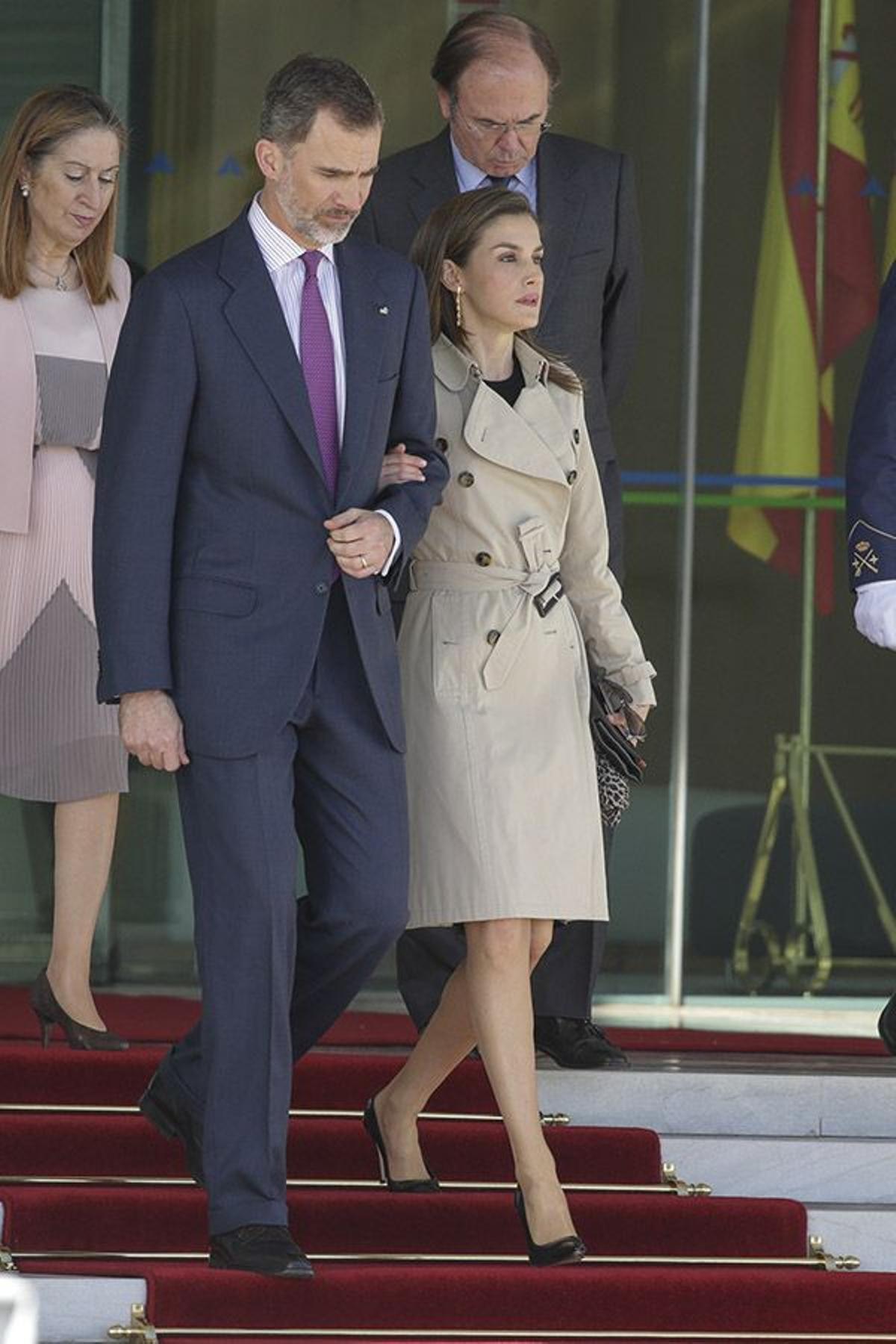 Doña Letizia y el Rey durante la ceremonia previa a tomar el vuelo con dirección a Japón