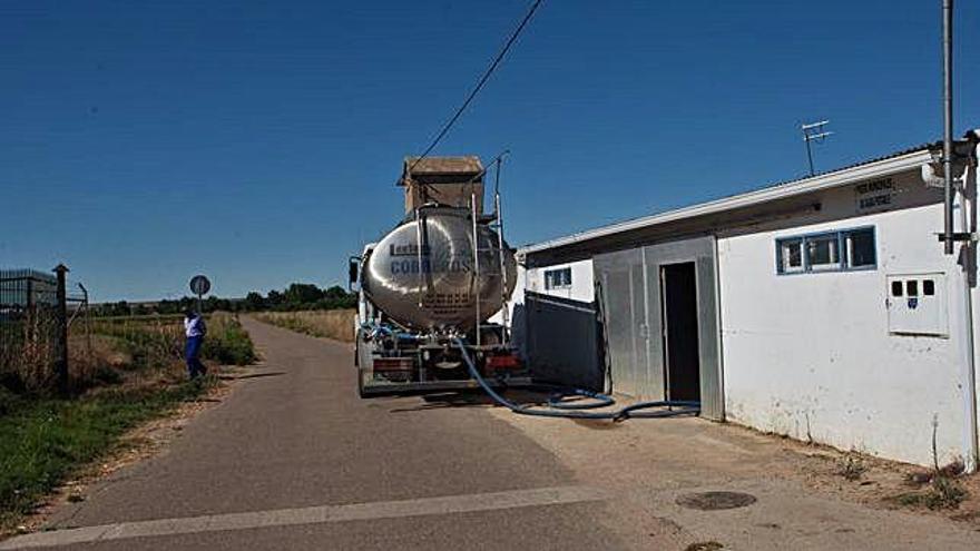 Un camión cisterna abastece al depósito de Villaralbo durante una avería ocurrida el pasado verano.