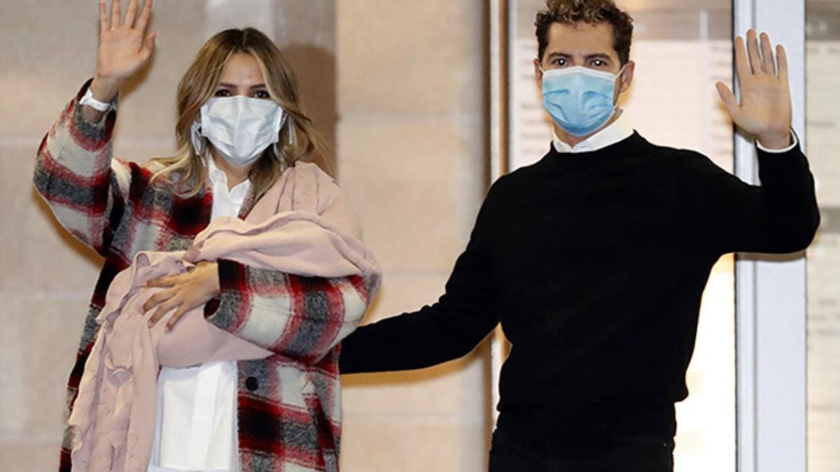 David Bisbal y Rosanna Zanetti saliendo del hospital