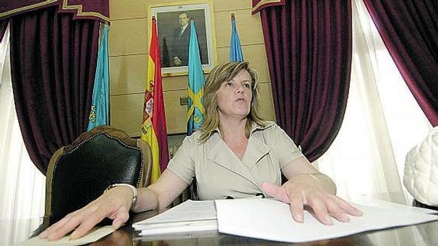 Ana San Miguel en la presentación de la jornada, ayer, en el Ayuntamiento de Langreo.