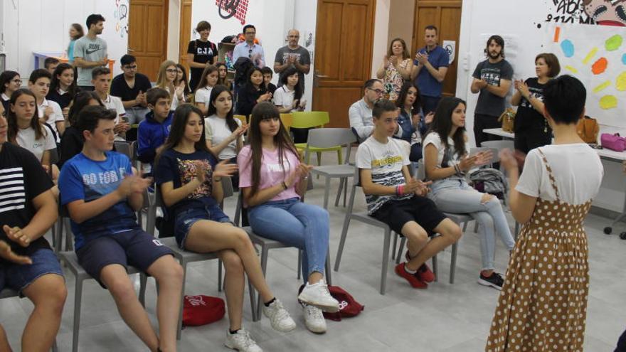 El alcalde y la edil de Participación en una reunión con alumnos