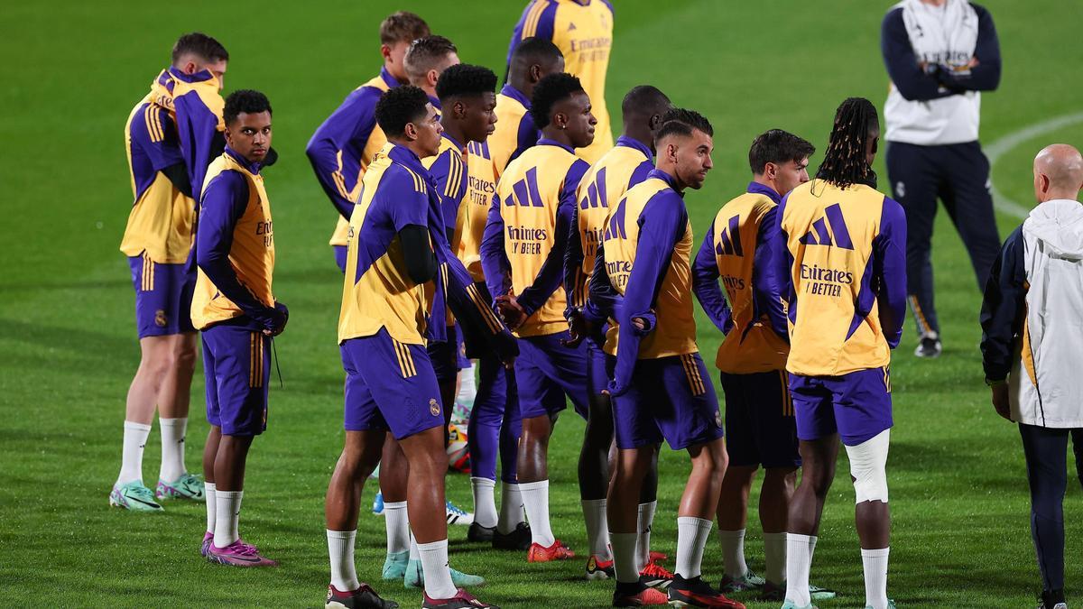 Los jugadores del Real Madrid, durante la sesión previa a la semifinal de la Supercopa.