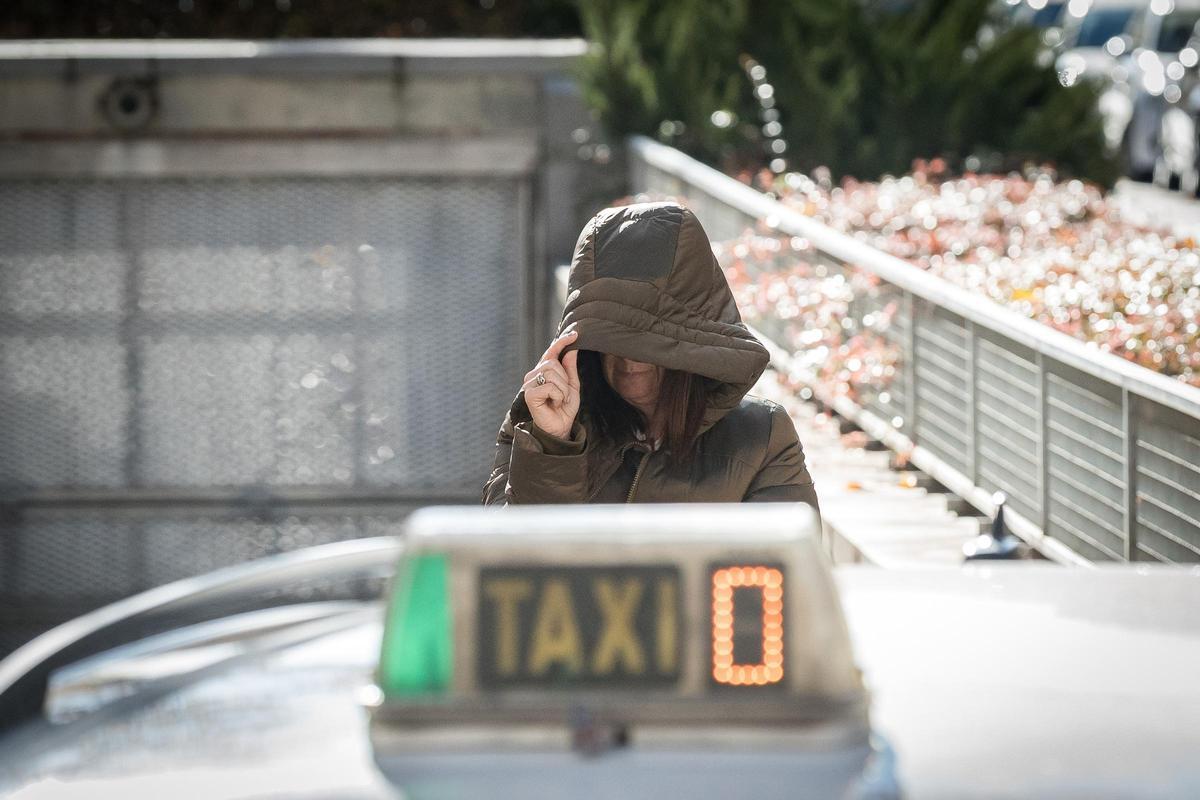 La exmilitante socialista Leire Díez, a su salida de la Audiencia Nacional.