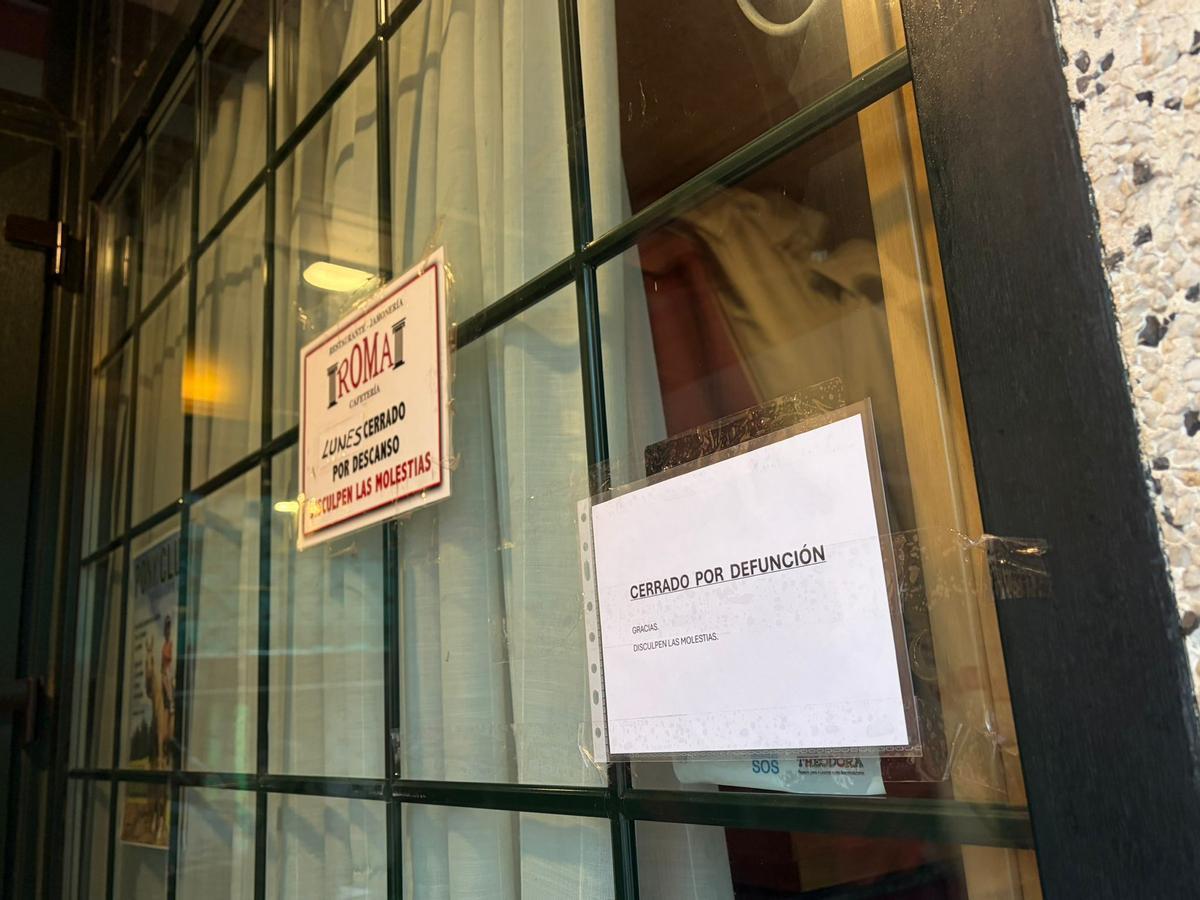 Entrada del café Roma, cerrado.