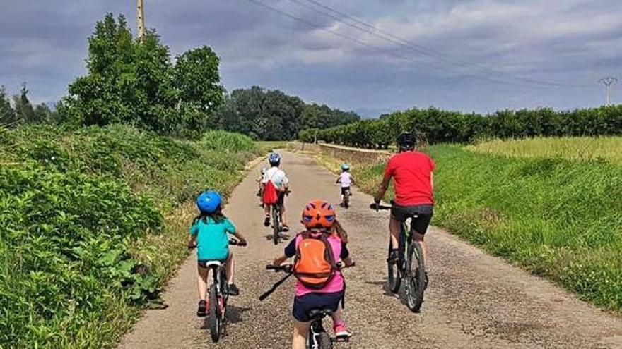 Niños y padres, juntos en bici.