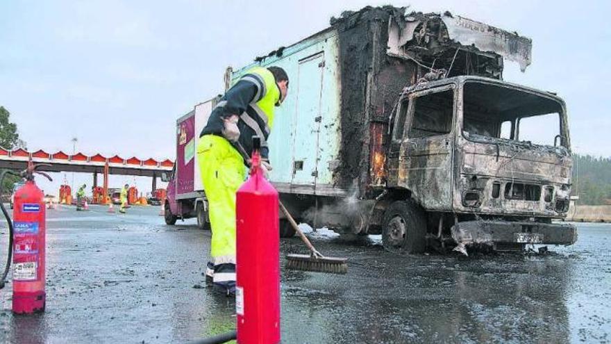 Un camión cargado de carne arde en un peaje de la AP-9