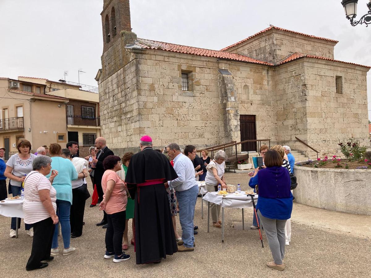 Vecinos compaten un aperitivo con el prelado en la Plaza Mayor de la localidad