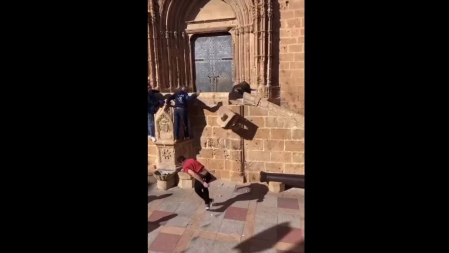 Un toro arranca un sillar de tosca de la iglesia gótica de Xàbia