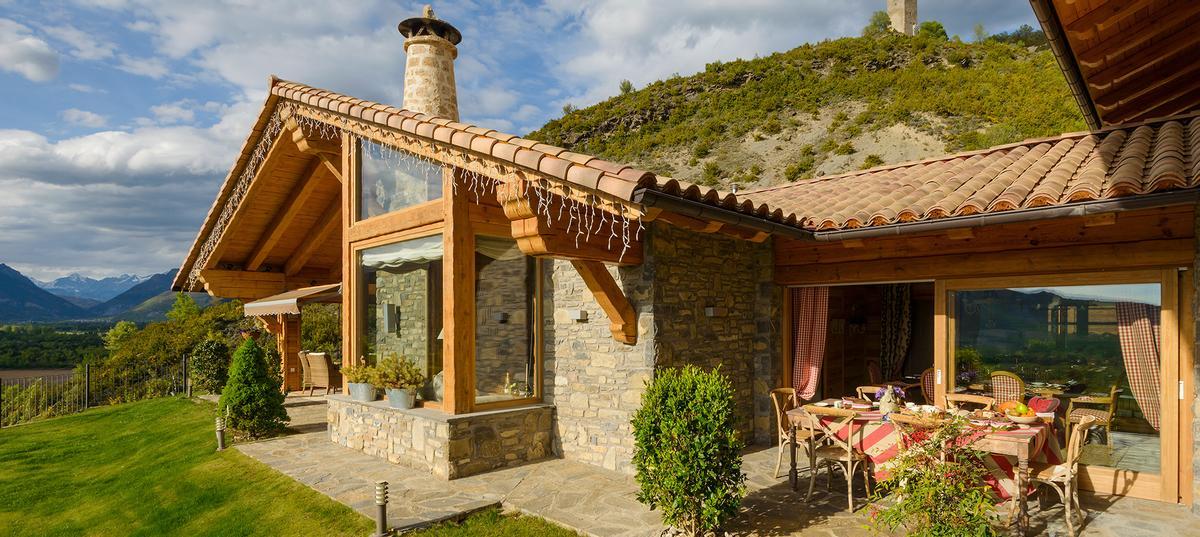 Fachada de una parte del hotel Viñas de Larrede