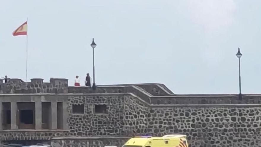Rescatan a un hombre en una zona de difícil salida en Puerto de la Cruz gracias a un dispositivo canario de flotación