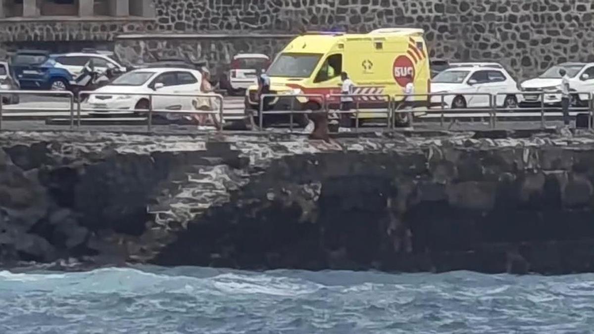 Rescatan a un hombre en una zona de difícil salida en Puerto de la Cruz gracias a un dispositivo canario de flotación