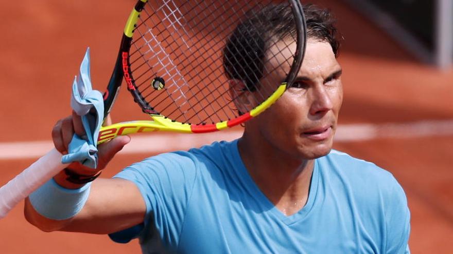 Nadal saluda tras ganar a Gasquet en Roland Garros.