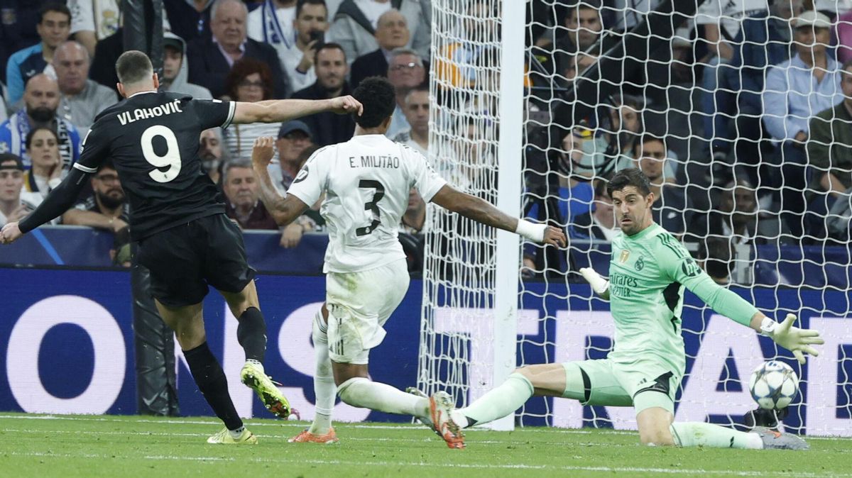 El portero del Real Madrid Thibaut Courtois (d) en acción este miércoles, durante el partido de la jornada 3 de la Liga de Campeones UEFA, entre el Real Madrid y la Juventus, en el estadio Santiago Bernabéu de Madrid.