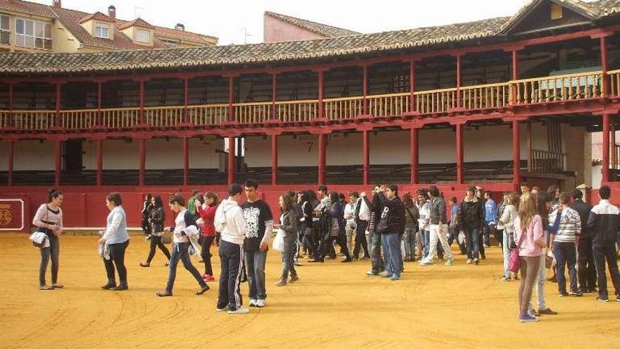 Un grupo de estudiantes, en una visita a la plaza de toros.