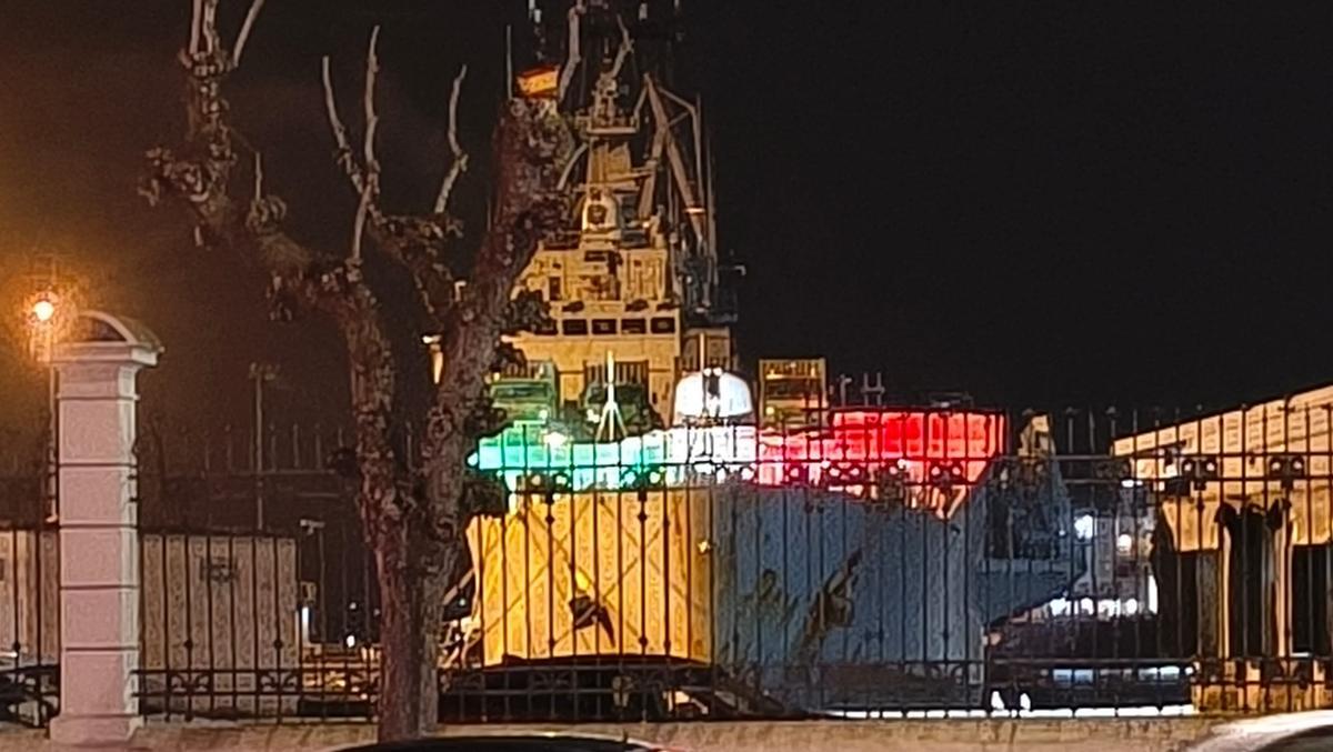 Un buque con bandera de luces