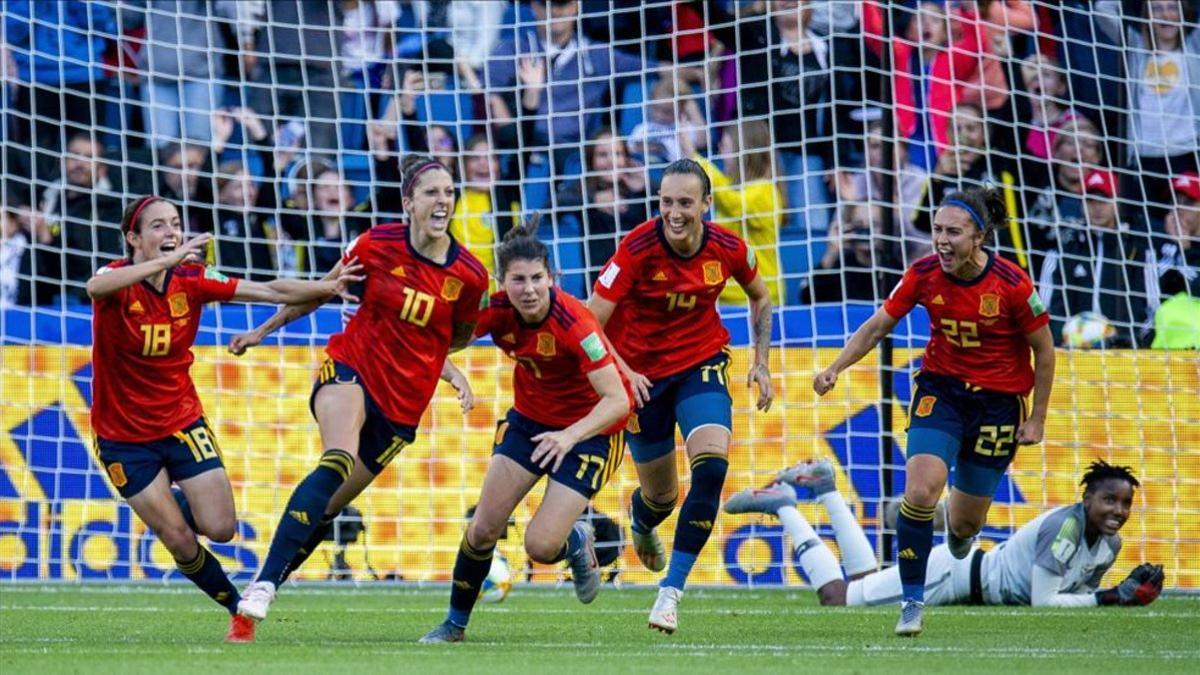 Las españolas celebraron por todo lo alto su debut victorioso en el Mundial femenino