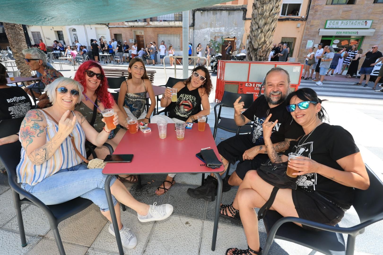 Las collas llenan de color las calles del Grau por Sant Pere