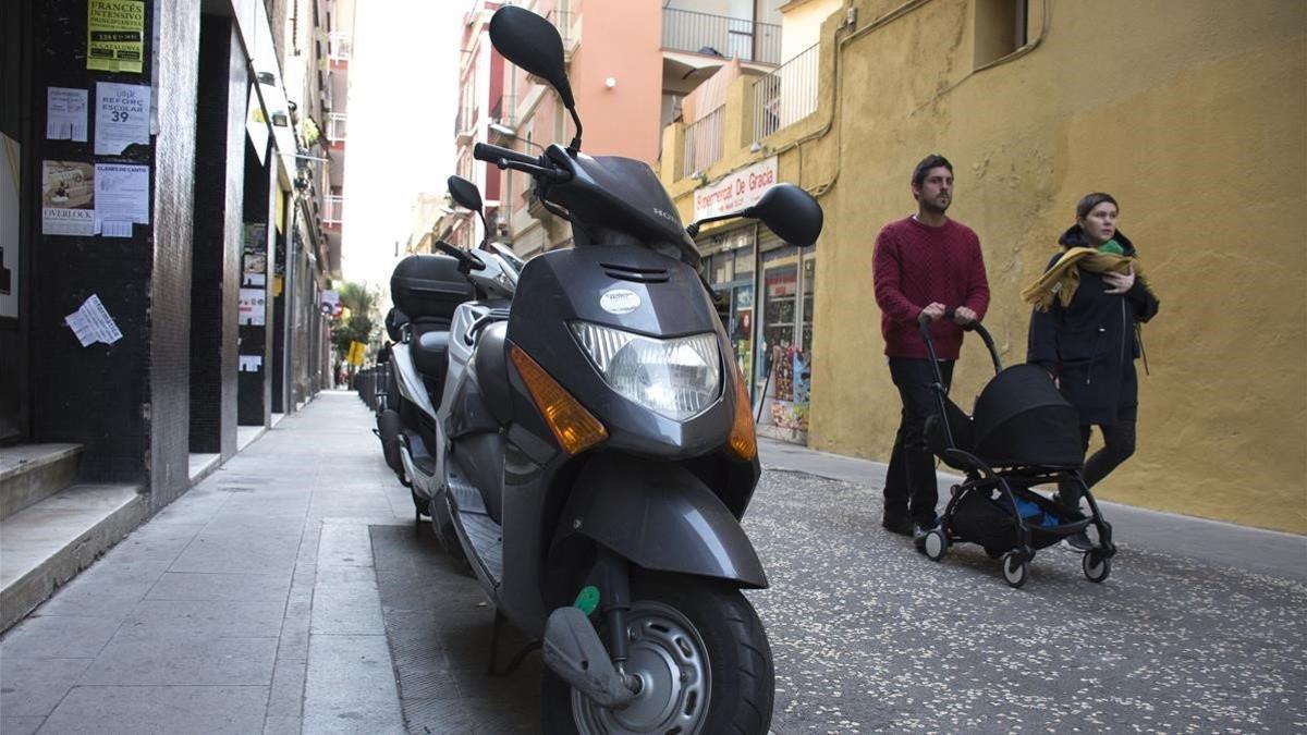 Motos aparcadas en Ramon y Cajal, la semana pasada