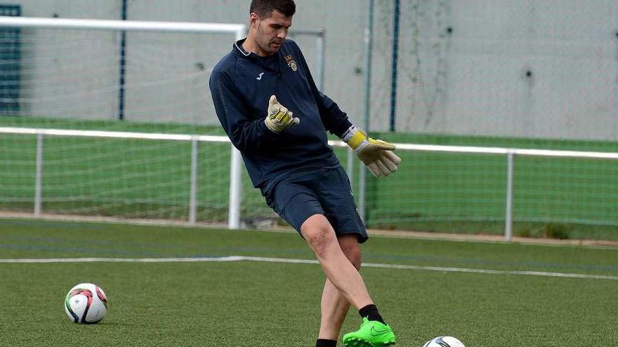 Moncho durante un entrenamiento con el equipo en A Seca. // Rafa Vázquez