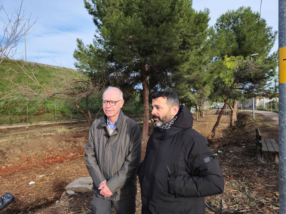 El edil de Urbanismo, Huerta y Medio Ambiente (izq.) y el alcalde pedáneo de Nonduermas visitan las obras en el Riacho de la Morda este jueves.