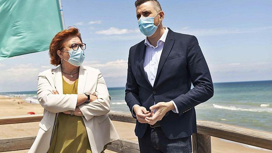 La delegada del Gobierno, Gloria Calero, visitó ayer la playa de Cullera junto a Jordi Mayor.