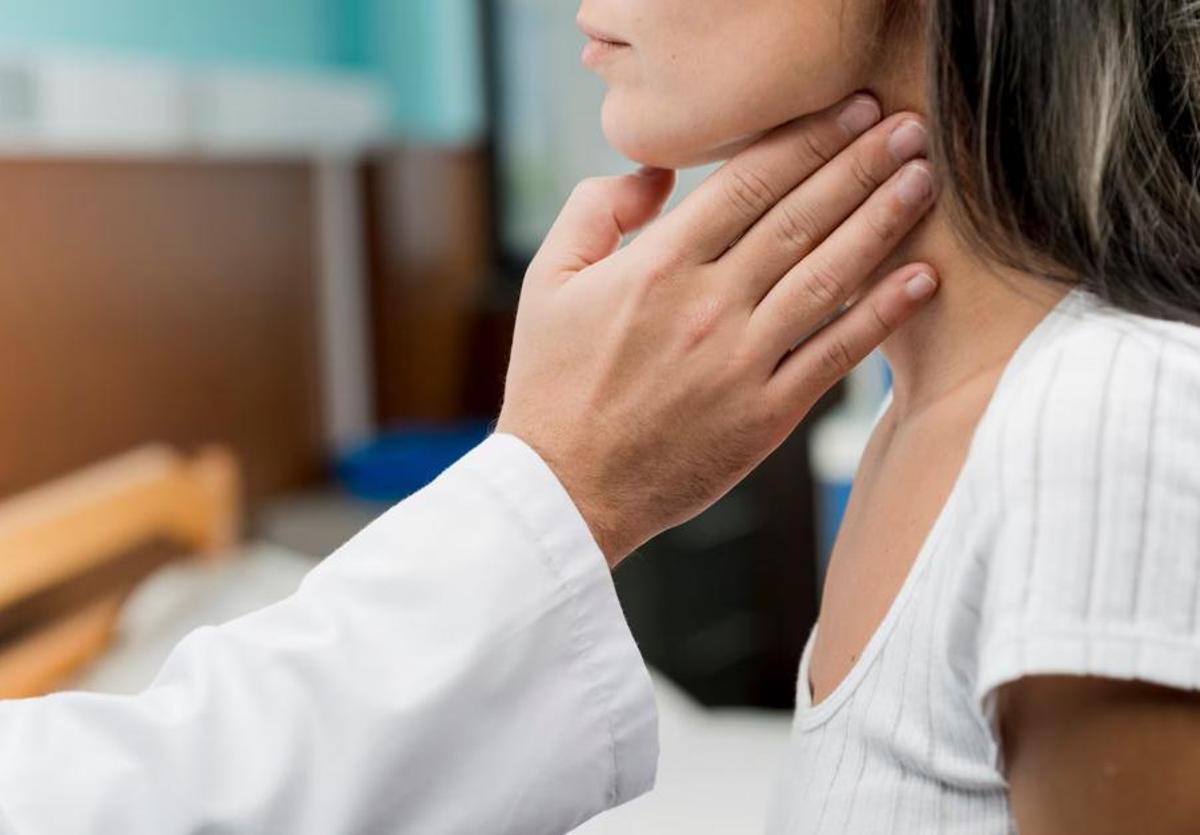Aquest càncer “silenciós” pot començar amb un detall al coll: els primers senyals que moltes dones ignoren