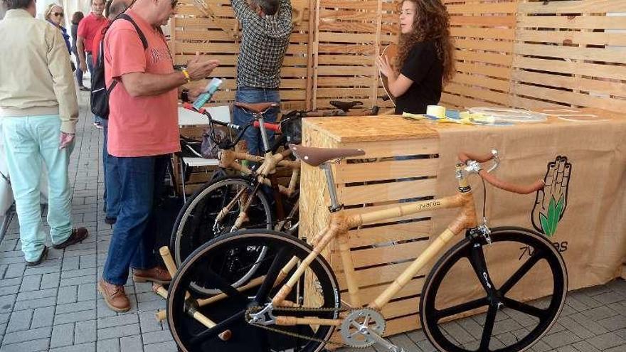 Stand donde se pueden ver las bicicletas de bambú. // R.V.